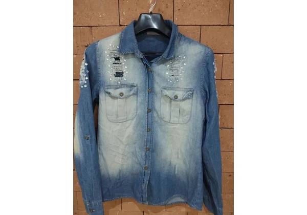 Camisa Jeans Destroyed com Detalhes em Strass