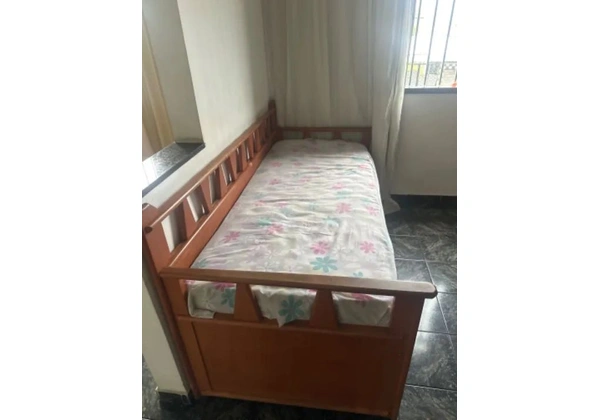 Sofá cama de madeira com 2 camas