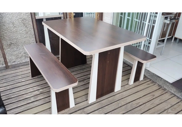 Mesa com 2 bancos semi novo entrego ler anúncio