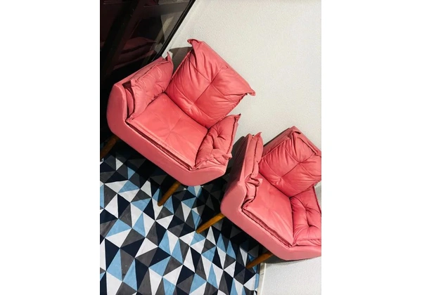 Poltronas na cor rosa