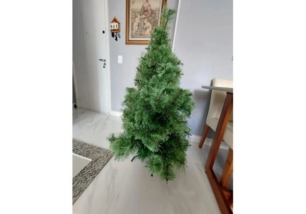 Árvore de Natal semi-nova, ótimo estado.