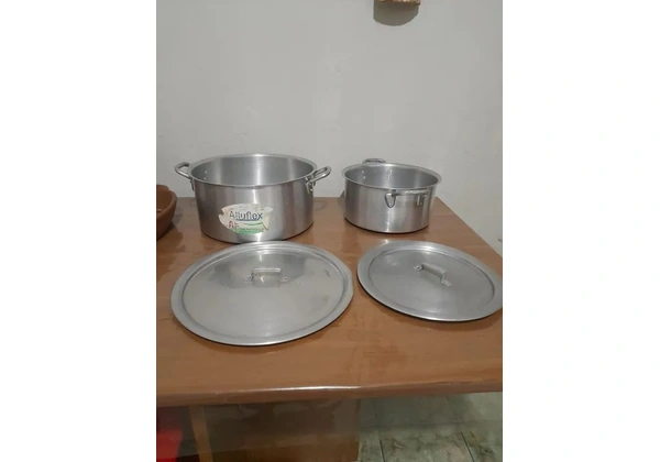 Panela de alumínio grande
