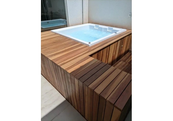 Spa com Hidromassagem Quadrado de 4 lugares (jacuzzi, Ofurô, banheira) completo.