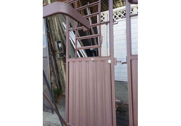 Urgente porta basculante nova 210/80, 210/90, ou 210/100 valor cada 750 reais.