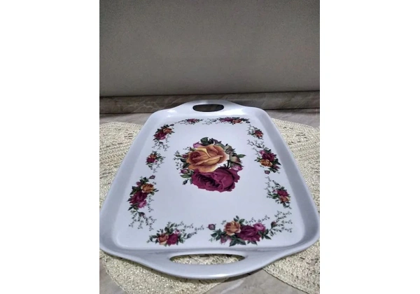 Bandeja decorada com flores.
