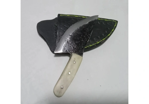 Faca coureadeira cabo em osso feito de disco de arado forjada e temperada com bainha