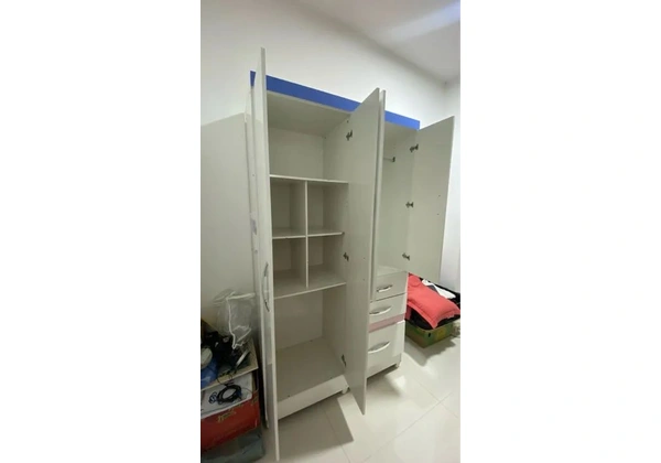 Guarda roupas pouquíssimas marcas de uso.