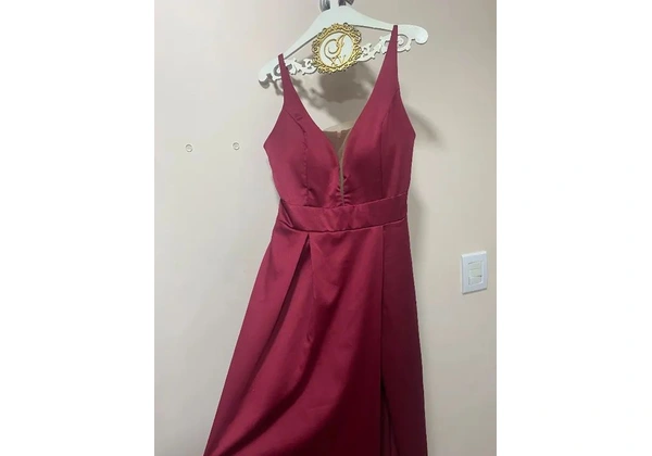 Vestido longo vermelho com fenda para casamento ou formatura