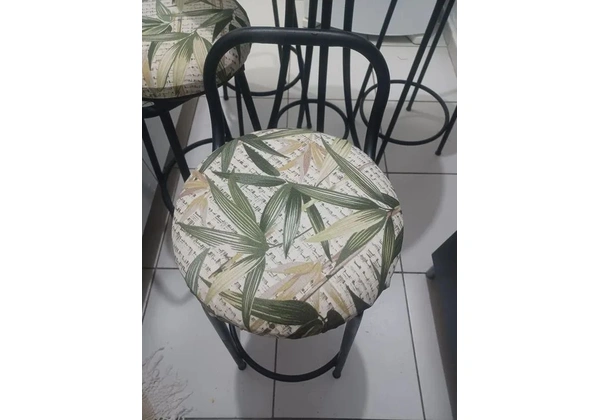 Mesa bistror com 4 banquetes