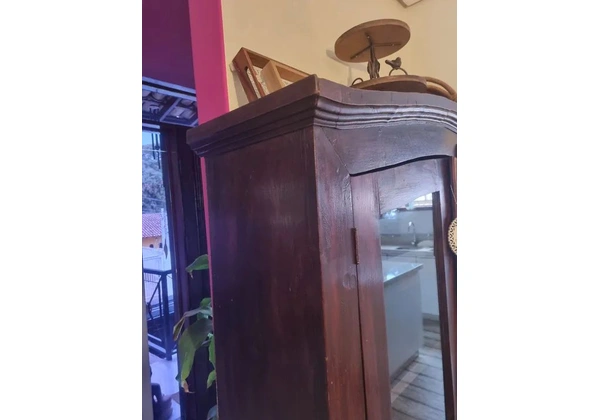 Maravilhosa cristaleira antiga