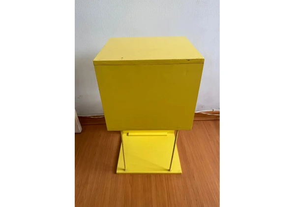 Mesa de Cabeceira Amarela - Usada