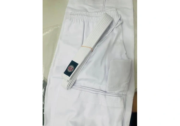 Kimono NOVO COM CALÇA E FAIXA - Impecável