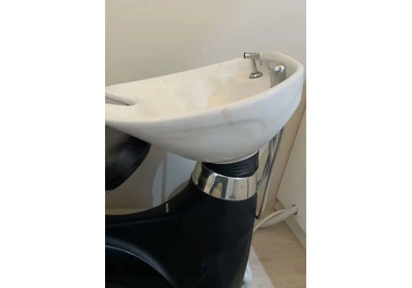 VENDO POLTRONA RECLINANÀVEL E LAVATÓRIO SEMINOVOS