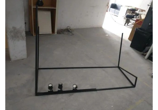 Suporte c/ luminária em Aço Preto 130 cm x 183 cm x 65 cm