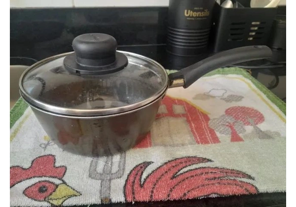Panela com tampo de vidro