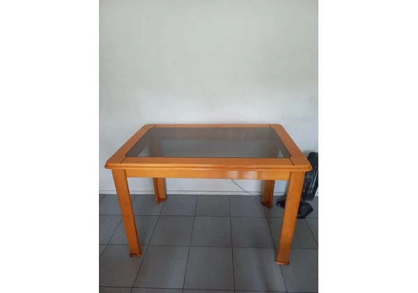 Mesa de madeira com 4 cadeiras