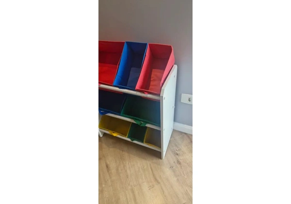 Organizador colorido para brinquedos.