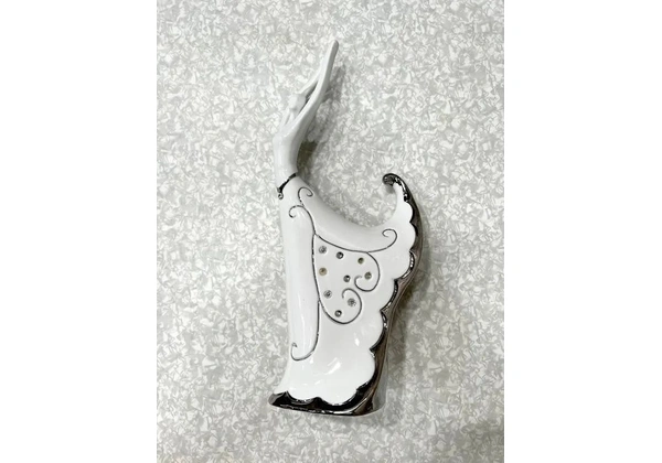 ENFEITE PORCELANA COM DETALHES PRATEADOS. OPORTUNIDADE!