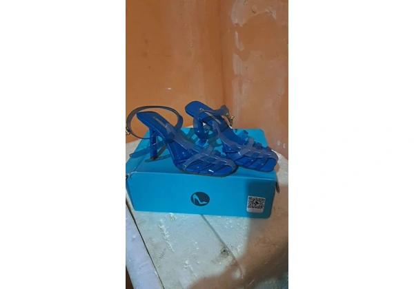 Roupas novas em promoção