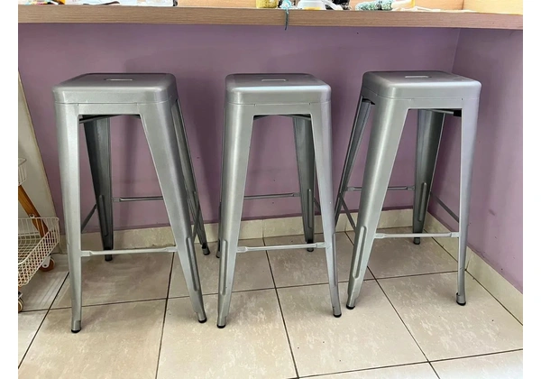 Trio banquetas altas de metal.