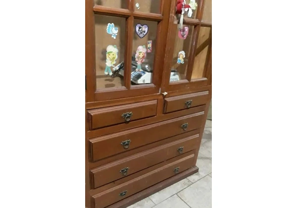Vendo Armário de madeira maciça.