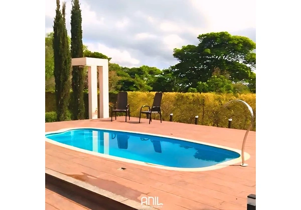 Piscina média 5, 8 metros oval com escada de fábrica em Minas Gerais
