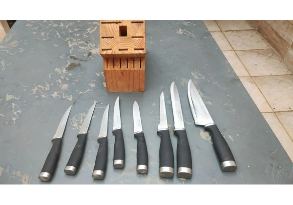 Porta Facas de madeira, acompanha 8 facas inox.