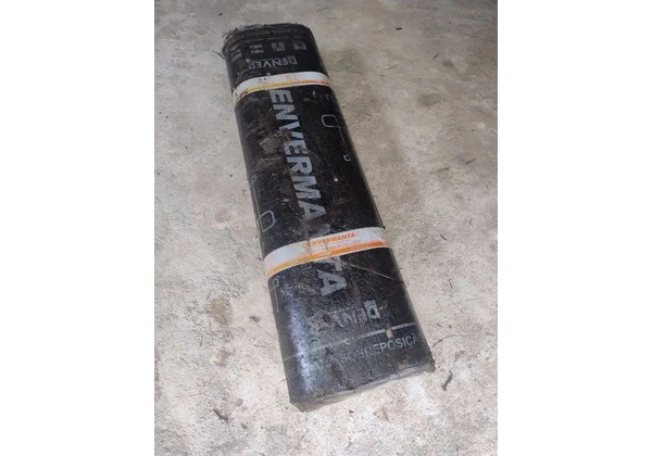 Manta asfáltica e tubo PVC