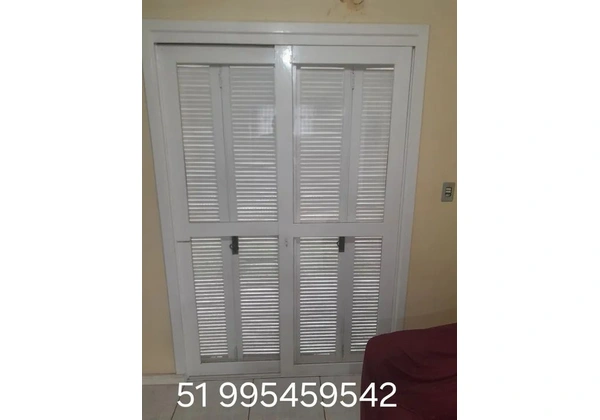 Porta de madeira branca com venezianas