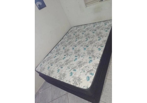Vendo cama de casal com a base, em perfeito estado sem rasgos ou manchas