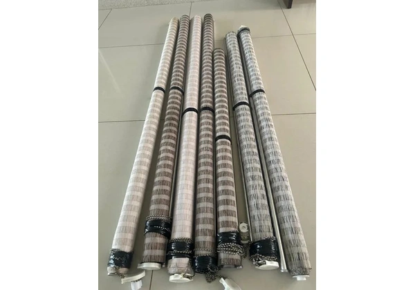 Persianas de alumínio e cortinas rolôs em perfeito estado .