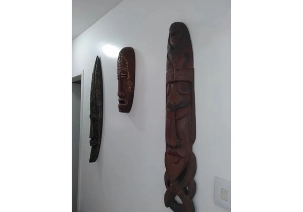 03 MÁSCARAS AFRICANAS TRIBAIS ? 02 medem -? 100cm ? 01 mede -? 47 cm