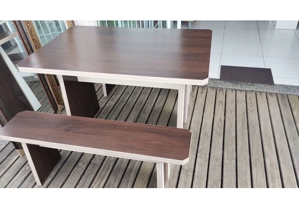 Mesa com 2 bancos semi novo entrego ler anúncio