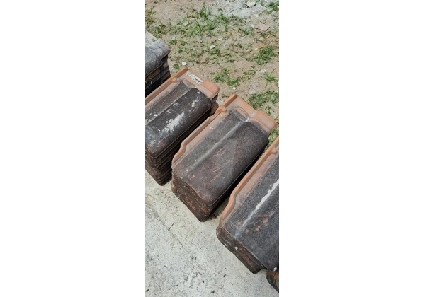 Vendo 300 telhas usadas, estão sujas na parte exposta ao sol.