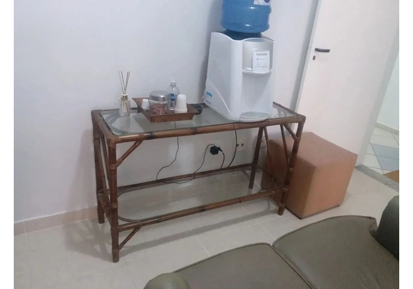 Aparador de vidro e vime