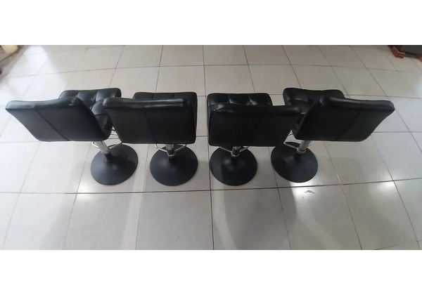 BANQUETAS COM ENCOSTO EM COURINO