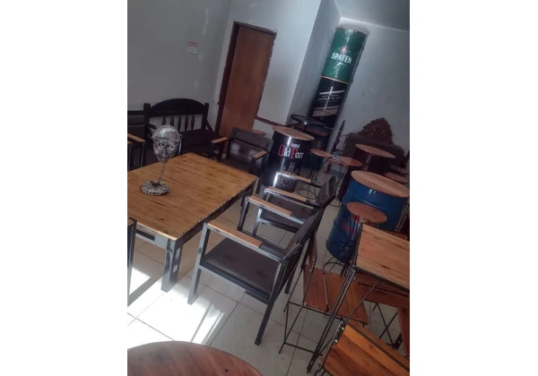 Conjunto de mesas e cadeiras para área externa