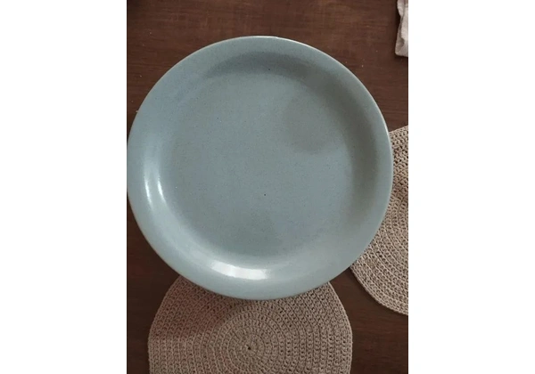 Vendo pratos de louça+ taças