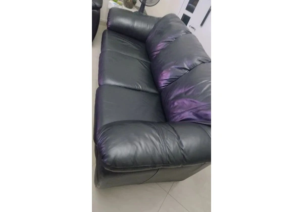Sofá de 3 lugares e 2 lugares preto bem conservado