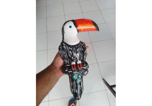 Arara, tucano é coruja de gesso