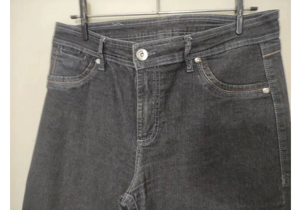 SKT calça jeans com strach Tam 46 55, 00<br>Cintura 46cm<br>Gancho médio/ alto 31cm<br>