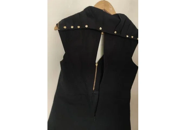 PRACTORY vestido Tam 40-160, 00<br>Leve evasê<br>Forrado <br>Com spikes gola <br>
