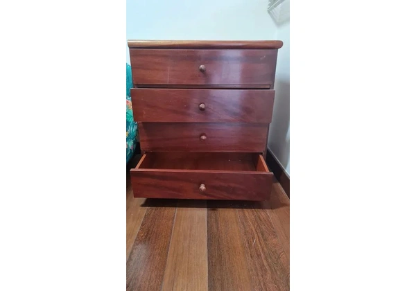 Cômoda MDF, lâmina mogno amadeirado, com gavetas