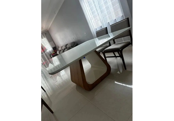 Mesa de jantar Lírios em vidro e madeira.