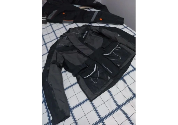 Calça armor, mais uma jaqueta honda, peças originais e novas