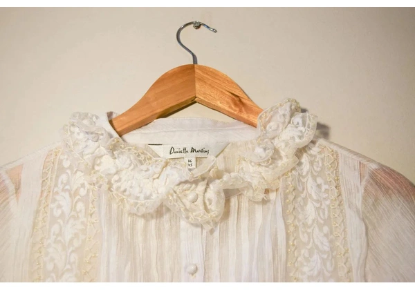 vestido branco romântico com renda e bordado, com estética vintage