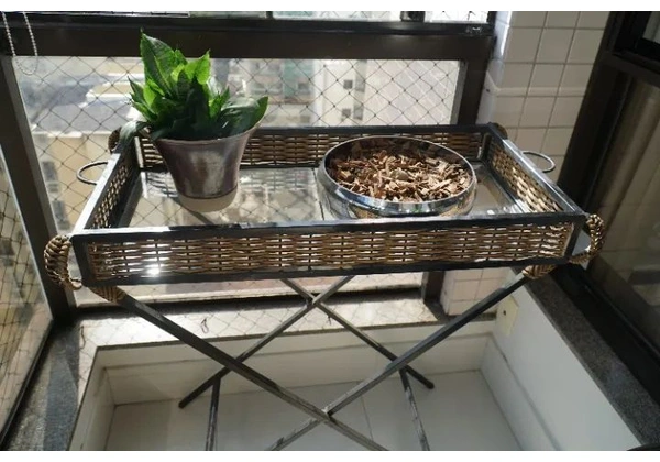Aparador de Ferro com Tampo de Vidro + Cesta de Vime - Conjunto para Decoração