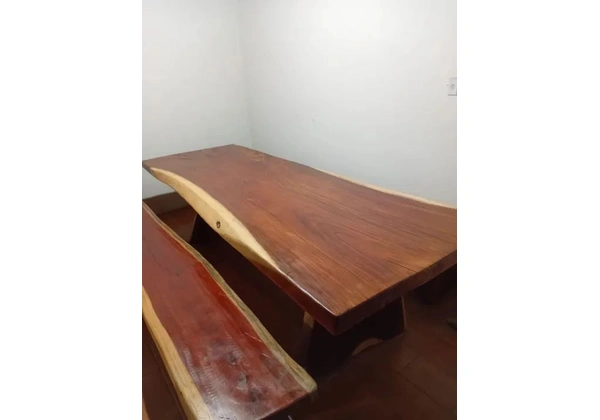 Mesa de madeira rústica em Araguari
