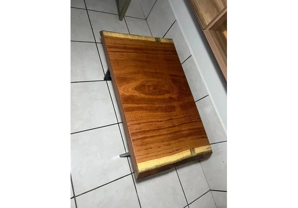 Mesa de centro em madeira angelim