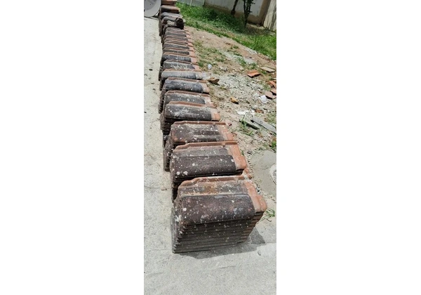 Vendo 300 telhas usadas, estão sujas na parte exposta ao sol.